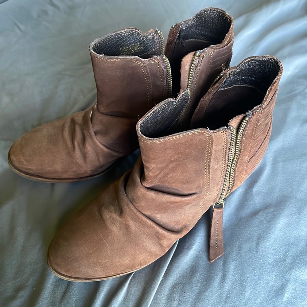 Size 7.5 brown ankle boots